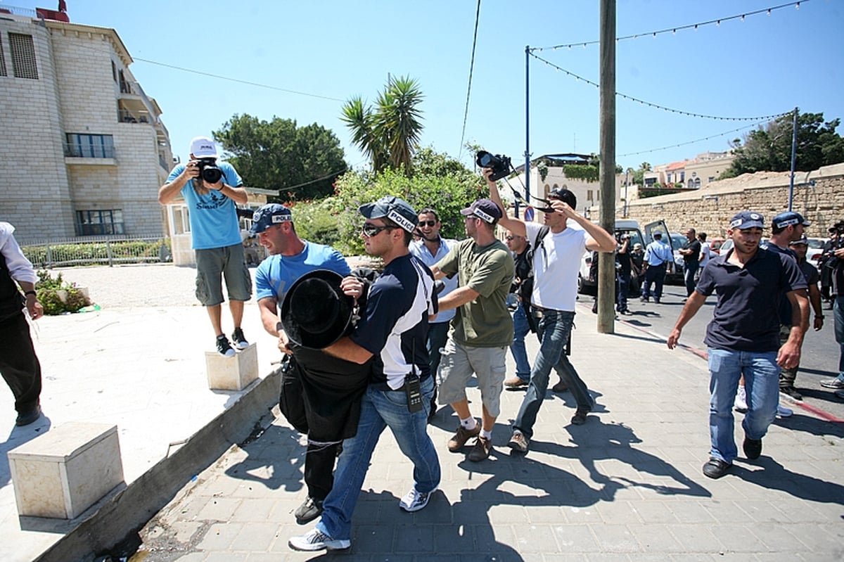 שוטר ריסס גז על פניו של הראב"ד ● תיעוד מצמרר