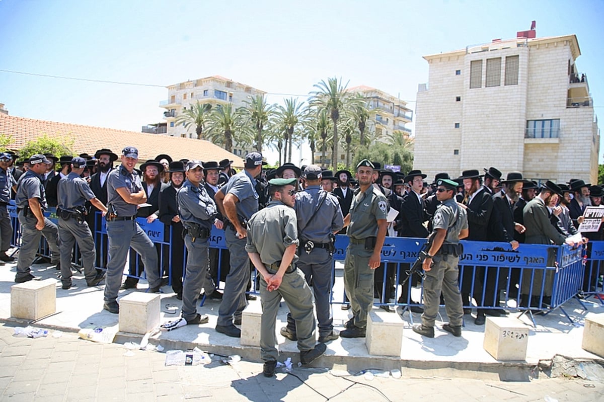 שוטר ריסס גז על פניו של הראב"ד ● תיעוד מצמרר