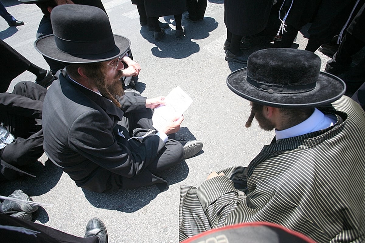 שוטר ריסס גז על פניו של הראב"ד ● תיעוד מצמרר