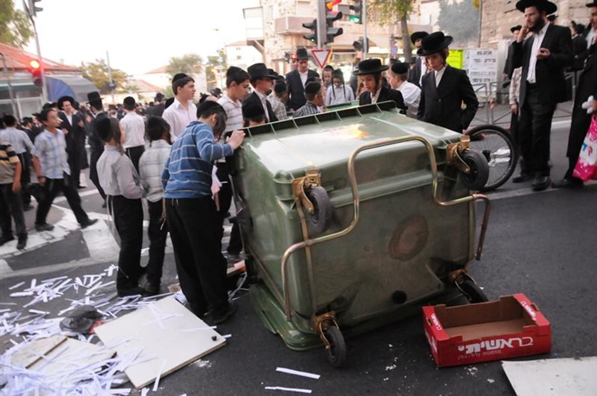 ירושלים: אלפים מפגינים בעקבות הפגיעה בראב"ד