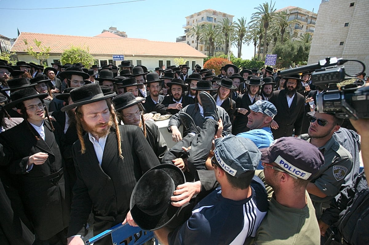 שוטר ריסס גז על פניו של הראב"ד ● תיעוד מצמרר