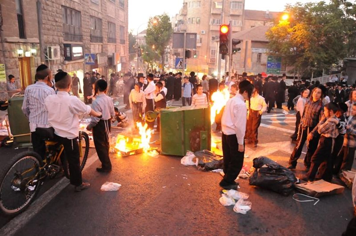 ירושלים: אלפים מפגינים בעקבות הפגיעה בראב"ד