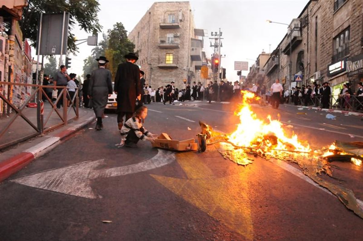 ירושלים: אלפים מפגינים בעקבות הפגיעה בראב"ד