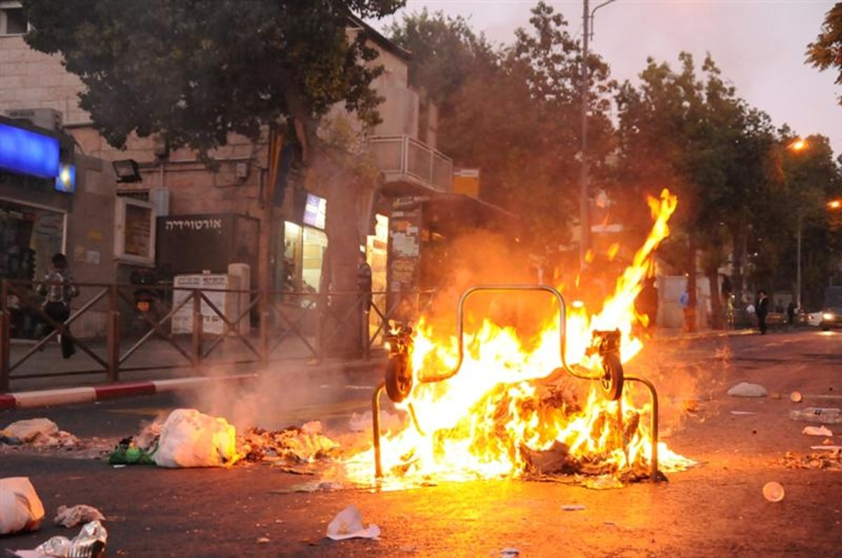 ירושלים: אלפים מפגינים בעקבות הפגיעה בראב"ד