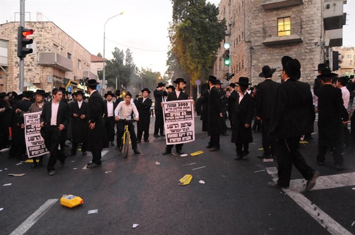 ירושלים: אלפים מפגינים בעקבות הפגיעה בראב"ד