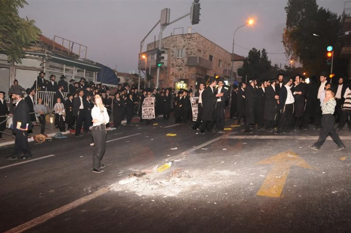 ירושלים: אלפים מפגינים בעקבות הפגיעה בראב"ד