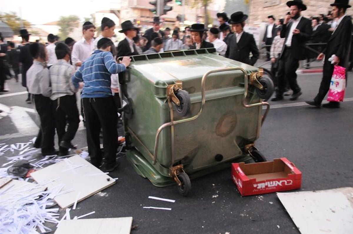 ירושלים: אלפים מפגינים בעקבות הפגיעה בראב"ד