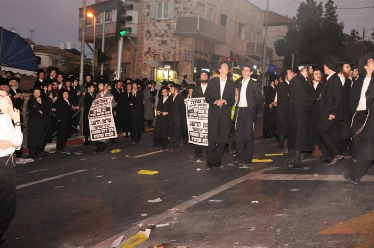 ירושלים: אלפים מפגינים בעקבות הפגיעה בראב"ד