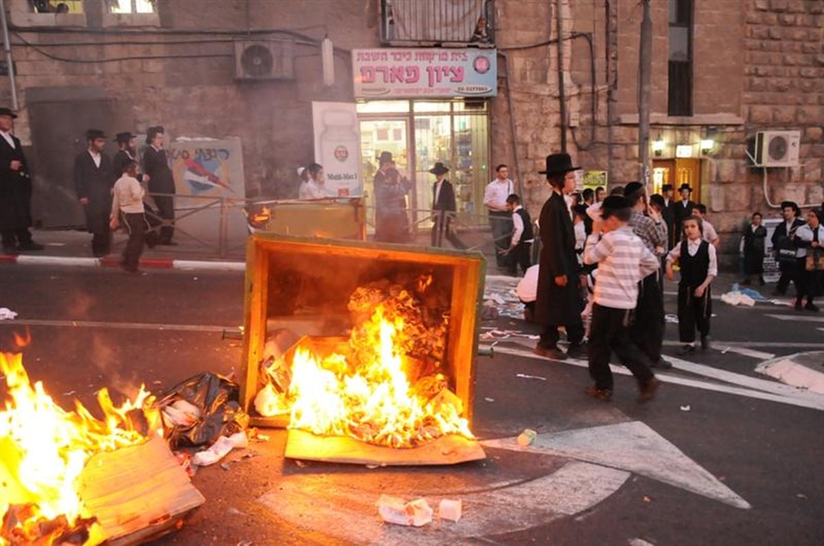 ירושלים: אלפים מפגינים בעקבות הפגיעה בראב"ד