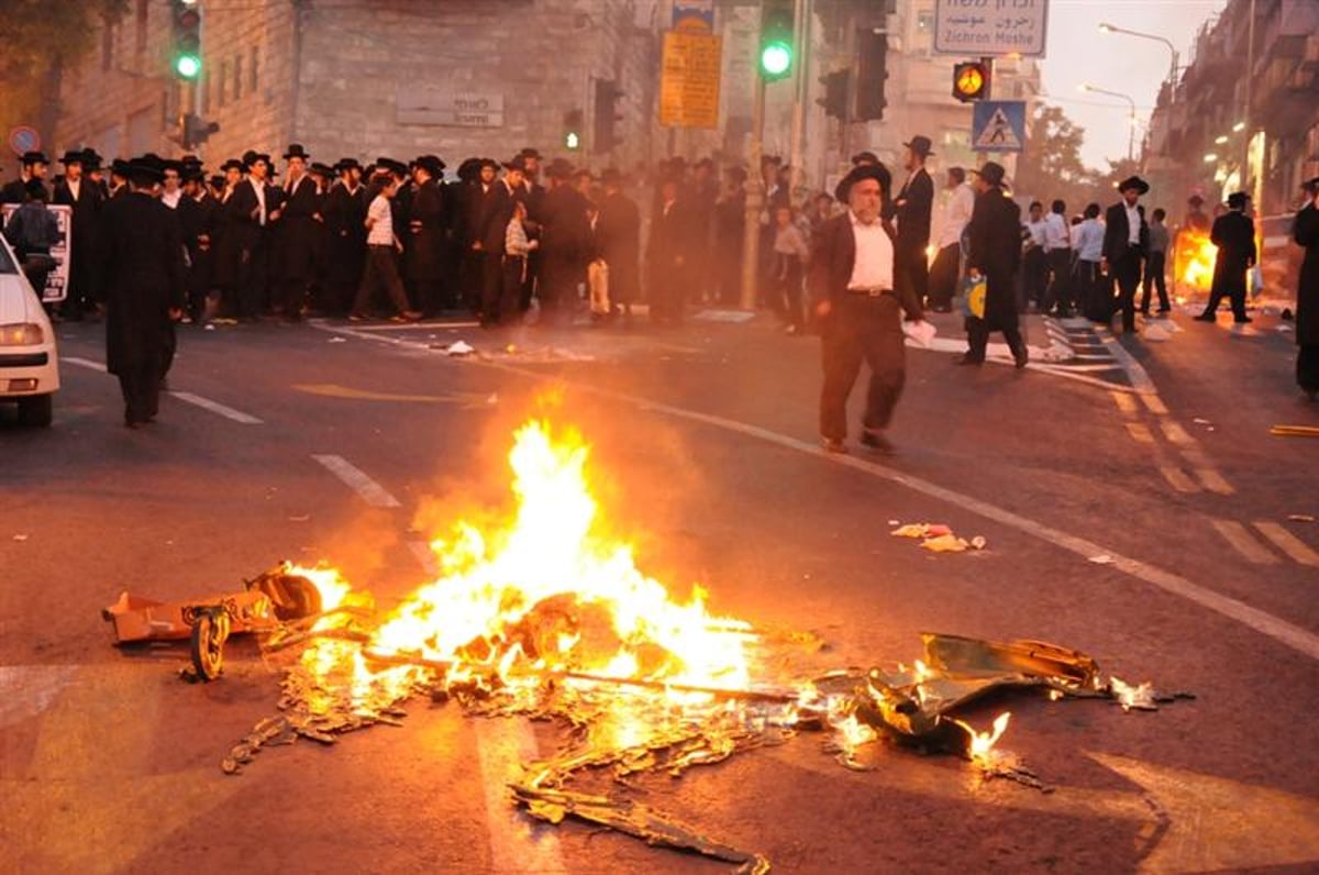 ירושלים: אלפים מפגינים בעקבות הפגיעה בראב"ד