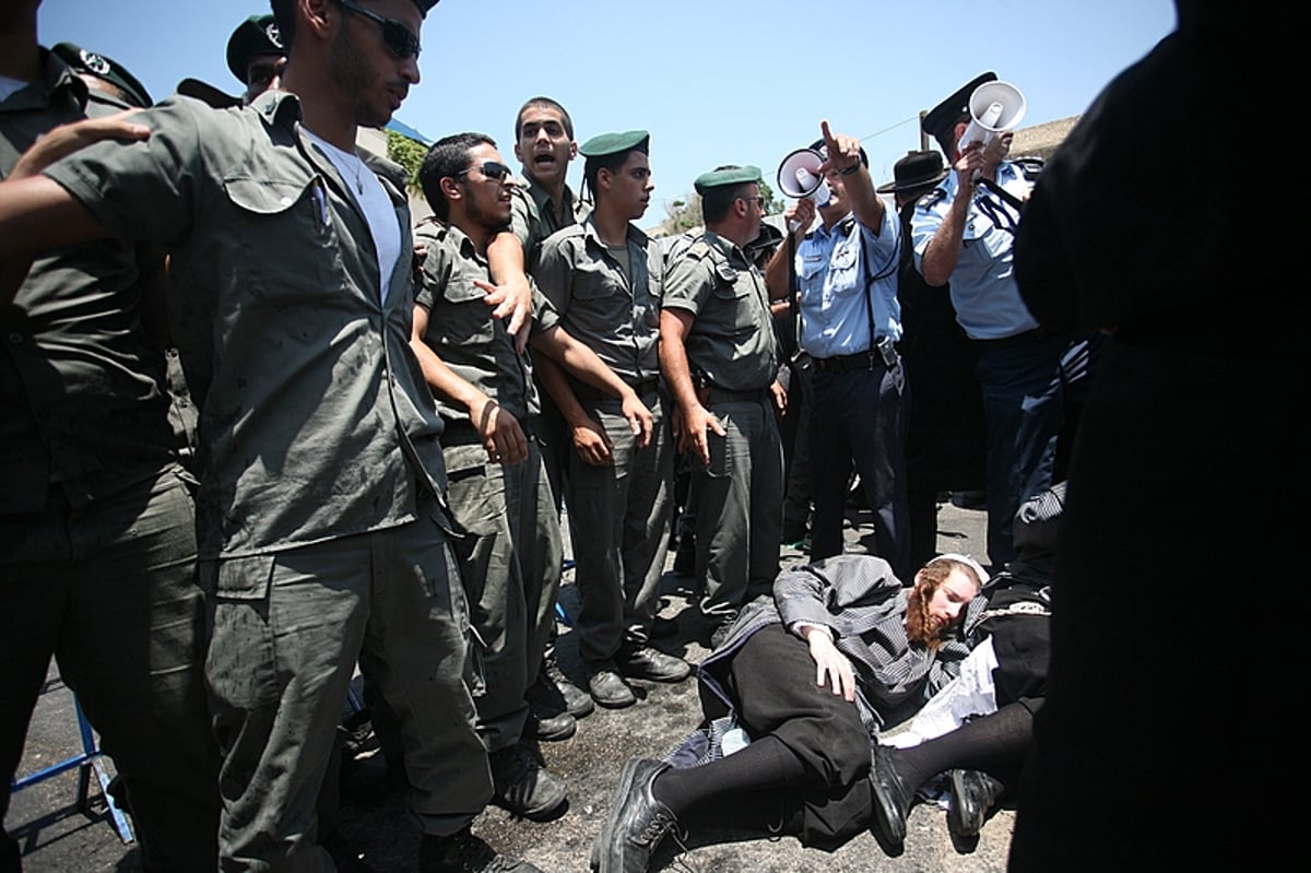 תקדים: הגאב"ד הגיע ליפו; עשרות אברכים מחו ונפצעו