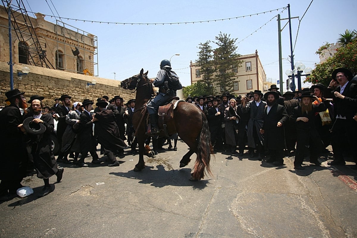 תקדים: הגאב"ד הגיע ליפו; עשרות אברכים מחו ונפצעו