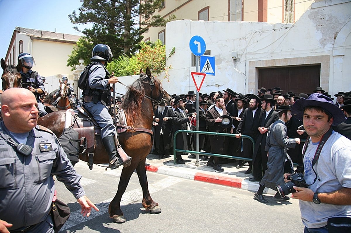 תקדים: הגאב"ד הגיע ליפו; עשרות אברכים מחו ונפצעו