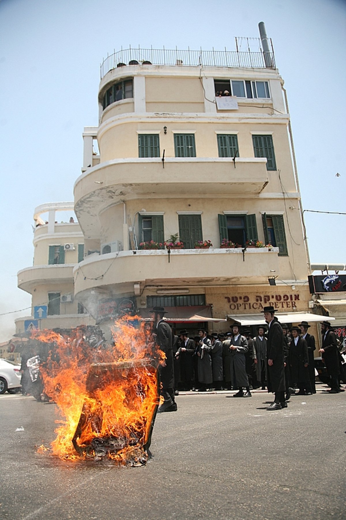 תקדים: הגאב"ד הגיע ליפו; עשרות אברכים מחו ונפצעו