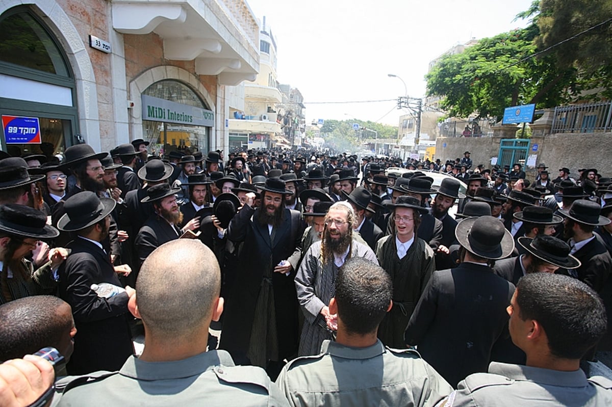 תקדים: הגאב"ד הגיע ליפו; עשרות אברכים מחו ונפצעו