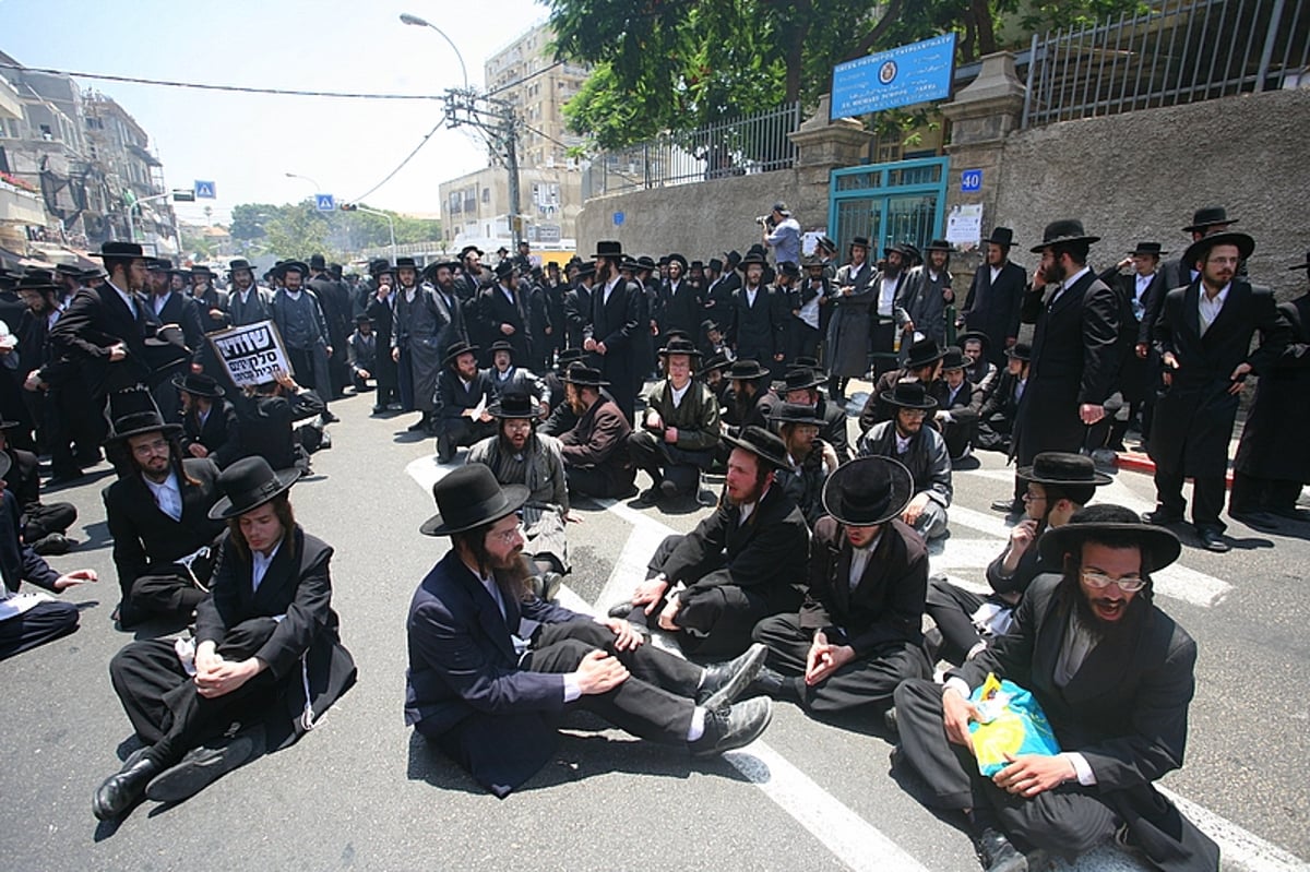 תקדים: הגאב"ד הגיע ליפו; עשרות אברכים מחו ונפצעו