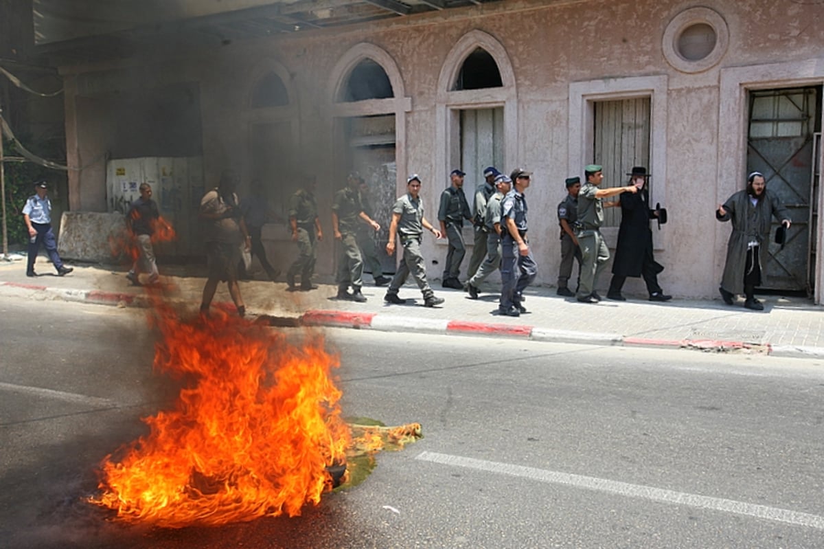 תקדים: הגאב"ד הגיע ליפו; עשרות אברכים מחו ונפצעו