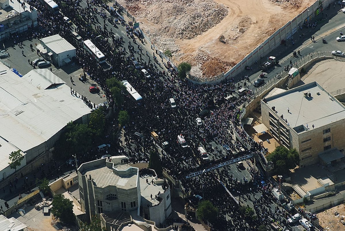 חלק מהקהל שגדש את רחובות ירושלים