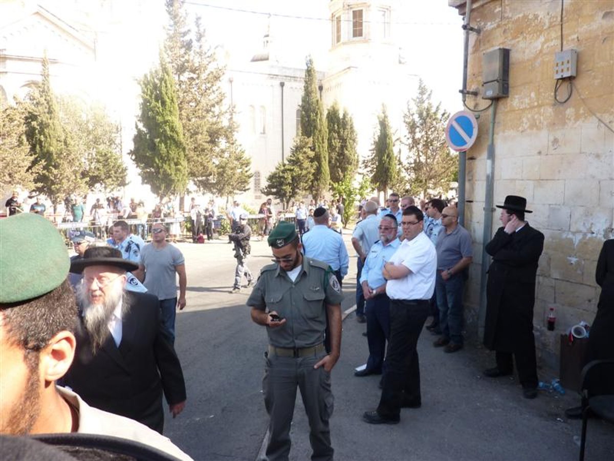 בדרך לכלא: ההורים מגיעים למגרש הרוסים. צפו בתיעוד