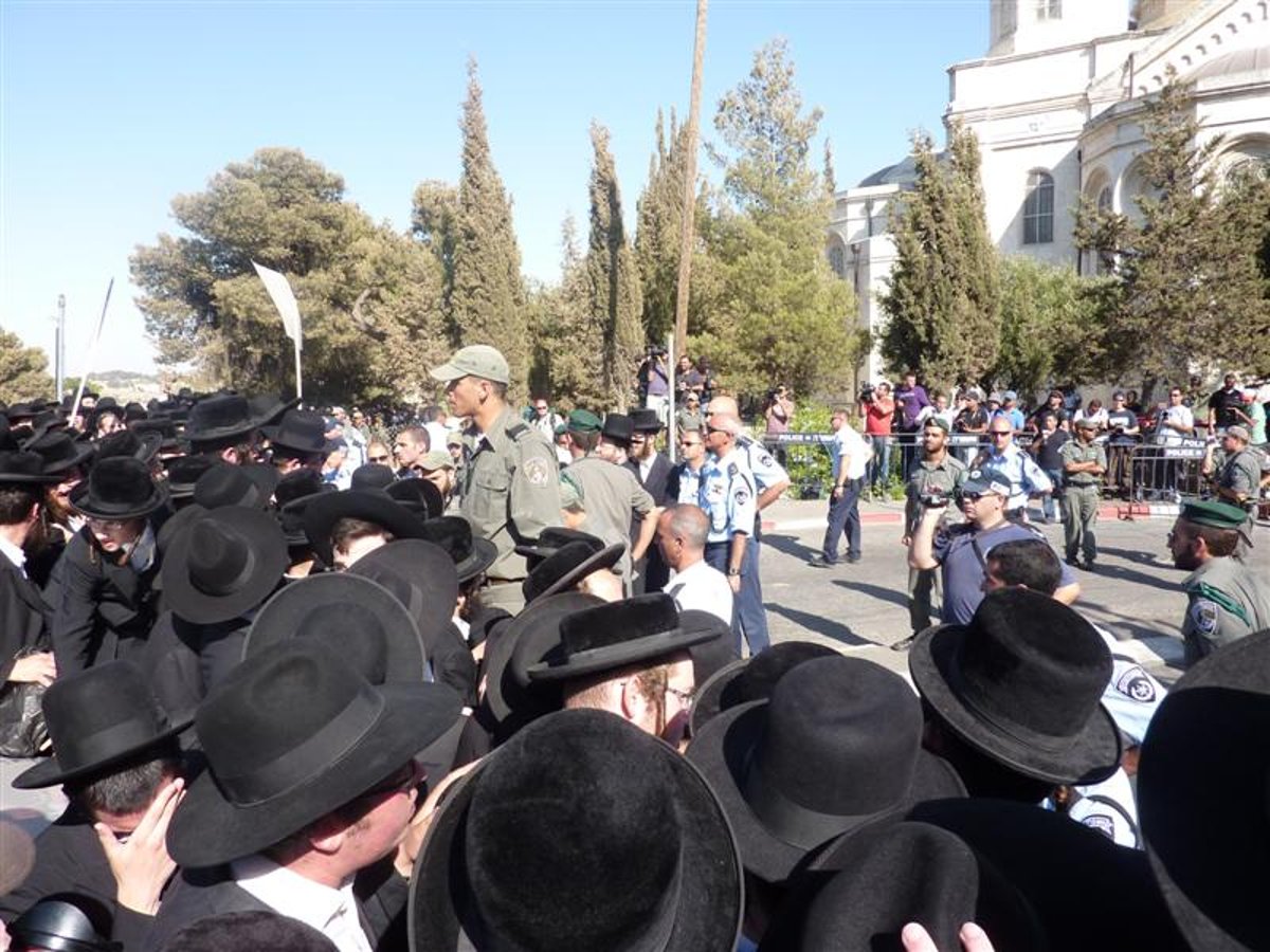 בדרך לכלא: ההורים מגיעים למגרש הרוסים. צפו בתיעוד