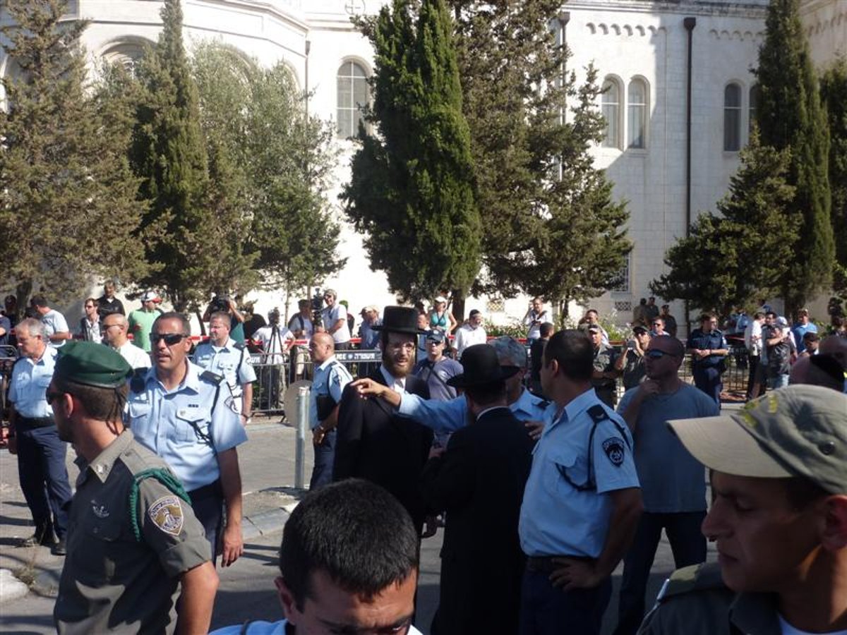 בדרך לכלא: ההורים מגיעים למגרש הרוסים. צפו בתיעוד