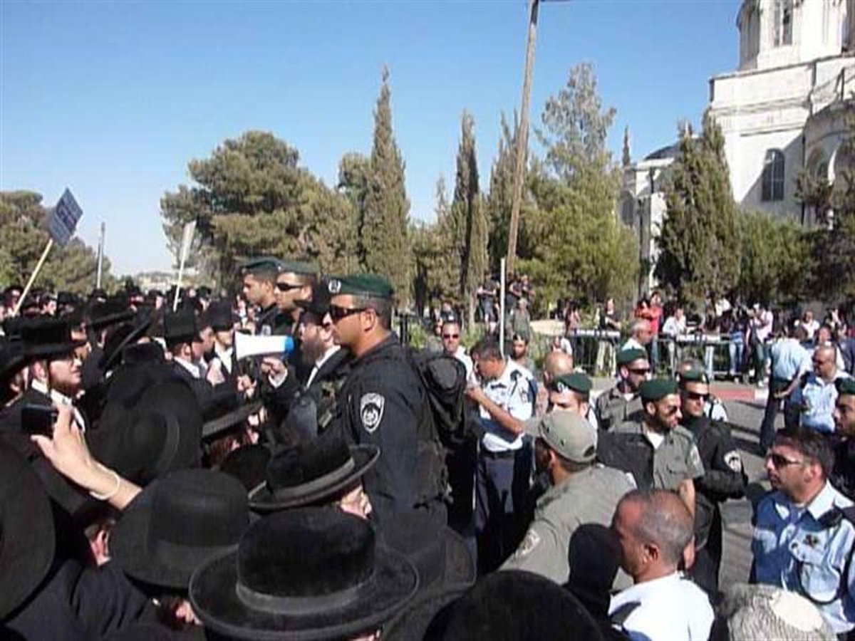 בדרך לכלא: ההורים מגיעים למגרש הרוסים. צפו בתיעוד