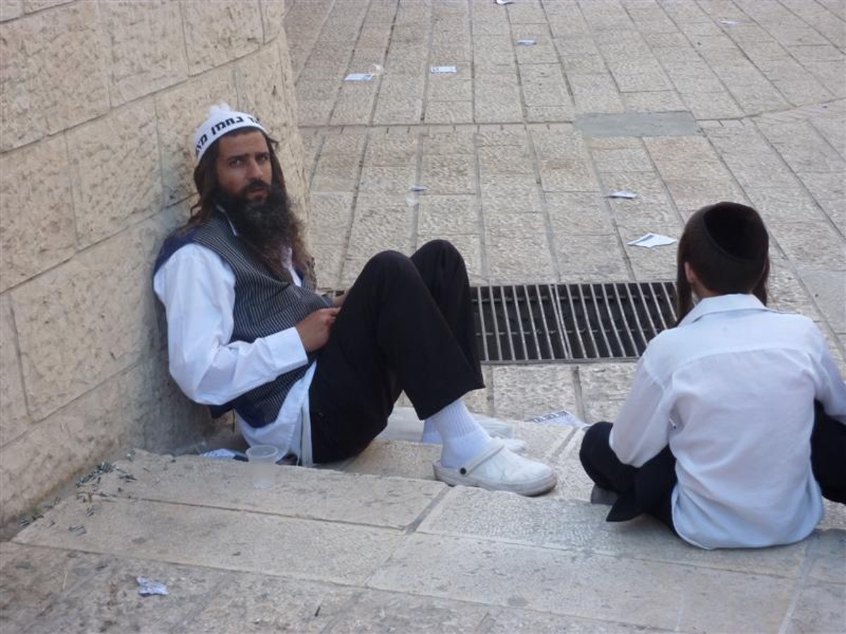 בדרך לכלא: ההורים מגיעים למגרש הרוסים. צפו בתיעוד