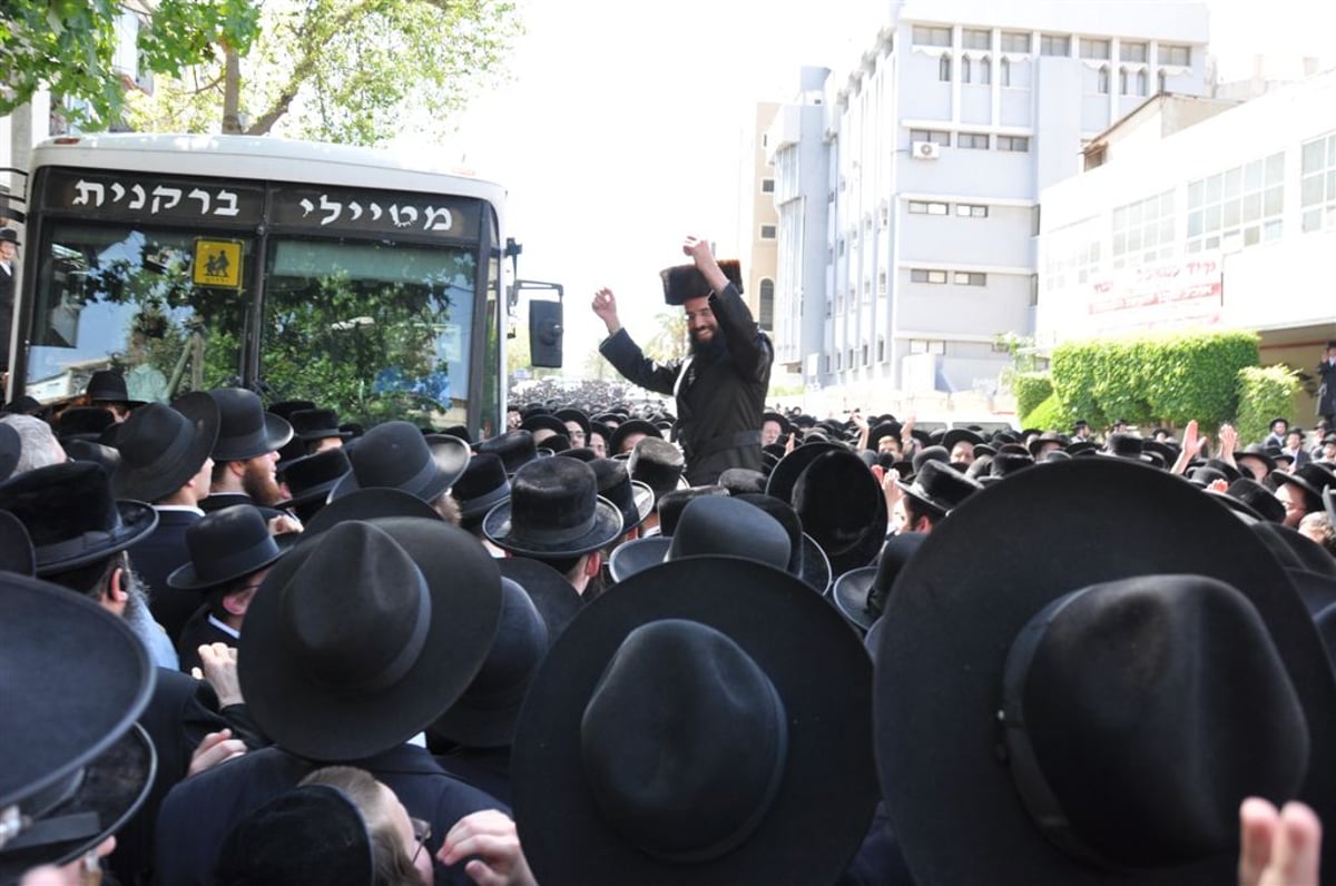 גלריית ענק: מאה אלף מחו בבני-ברק