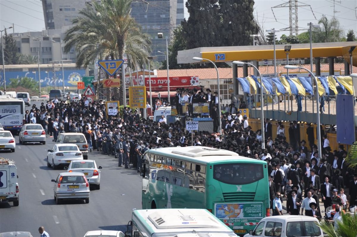 גלריית ענק: מאה אלף מחו בבני-ברק