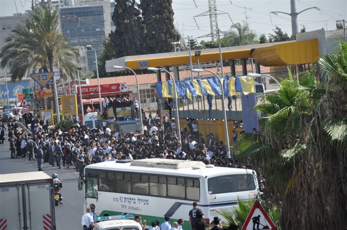 גלריית ענק: מאה אלף מחו בבני-ברק