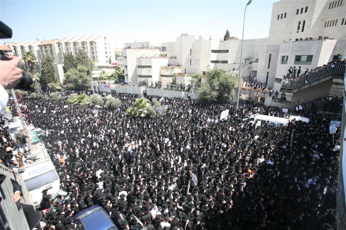 תיעוד ראשון: האדמו"ר מסלונים מגיע לעצרת