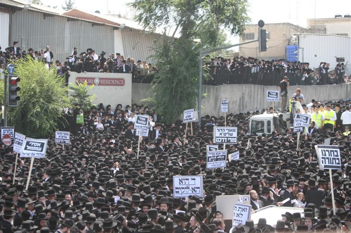 תיעוד ראשון: האדמו"ר מסלונים מגיע לעצרת