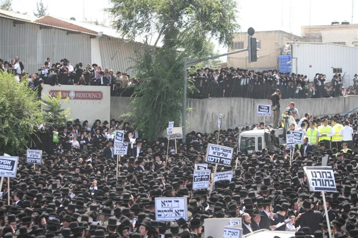 תיעוד ראשון: האדמו"ר מסלונים מגיע לעצרת