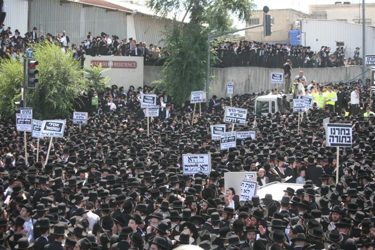 תיעוד ראשון: האדמו"ר מסלונים מגיע לעצרת