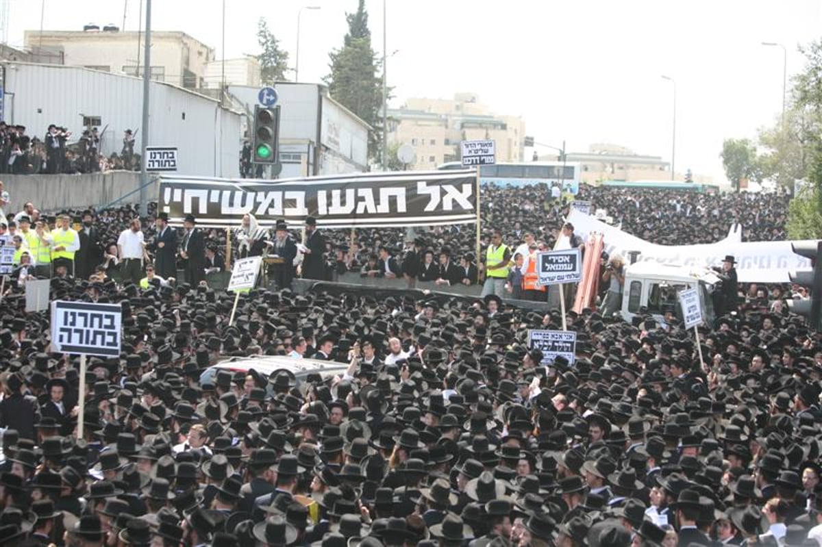 תיעוד ראשון: האדמו"ר מסלונים מגיע לעצרת