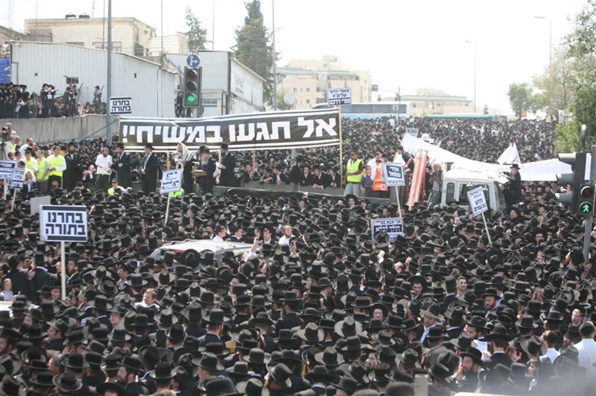 תיעוד ראשון: האדמו"ר מסלונים מגיע לעצרת