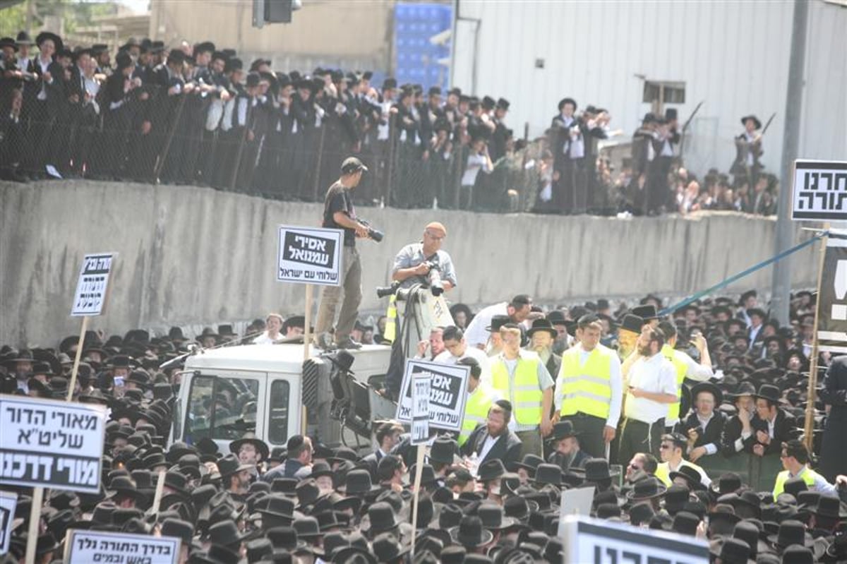 תיעוד ראשון: האדמו"ר מסלונים מגיע לעצרת