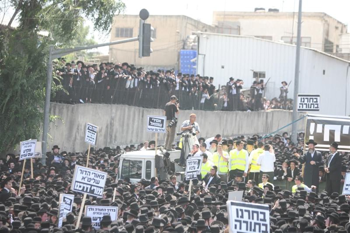 תיעוד ראשון: האדמו"ר מסלונים מגיע לעצרת