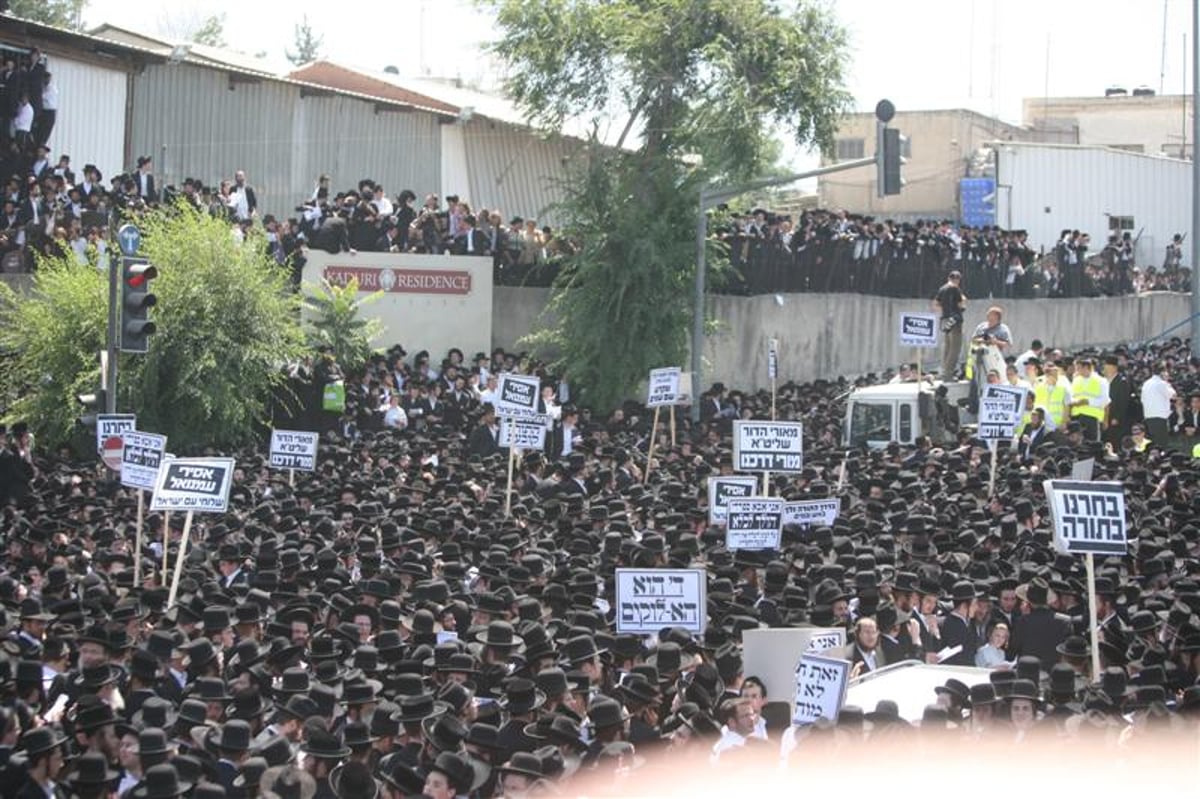 תיעוד ראשון: האדמו"ר מסלונים מגיע לעצרת