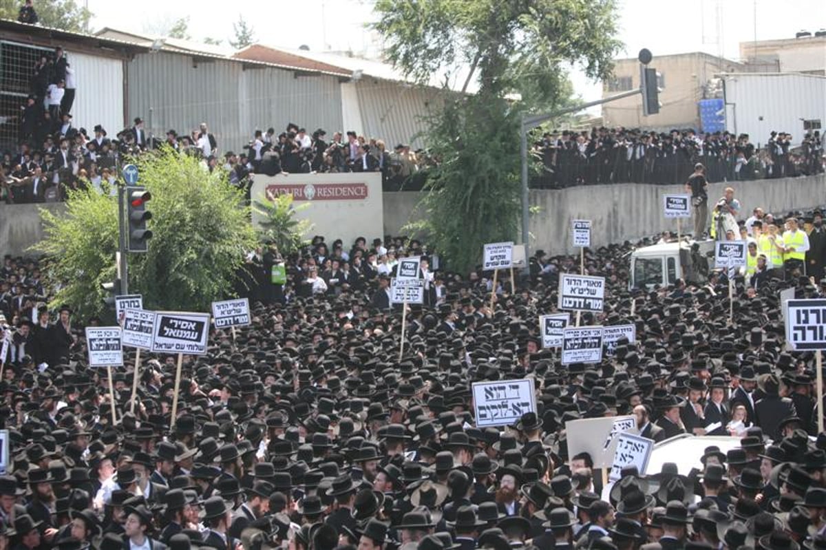 תיעוד ראשון: האדמו"ר מסלונים מגיע לעצרת