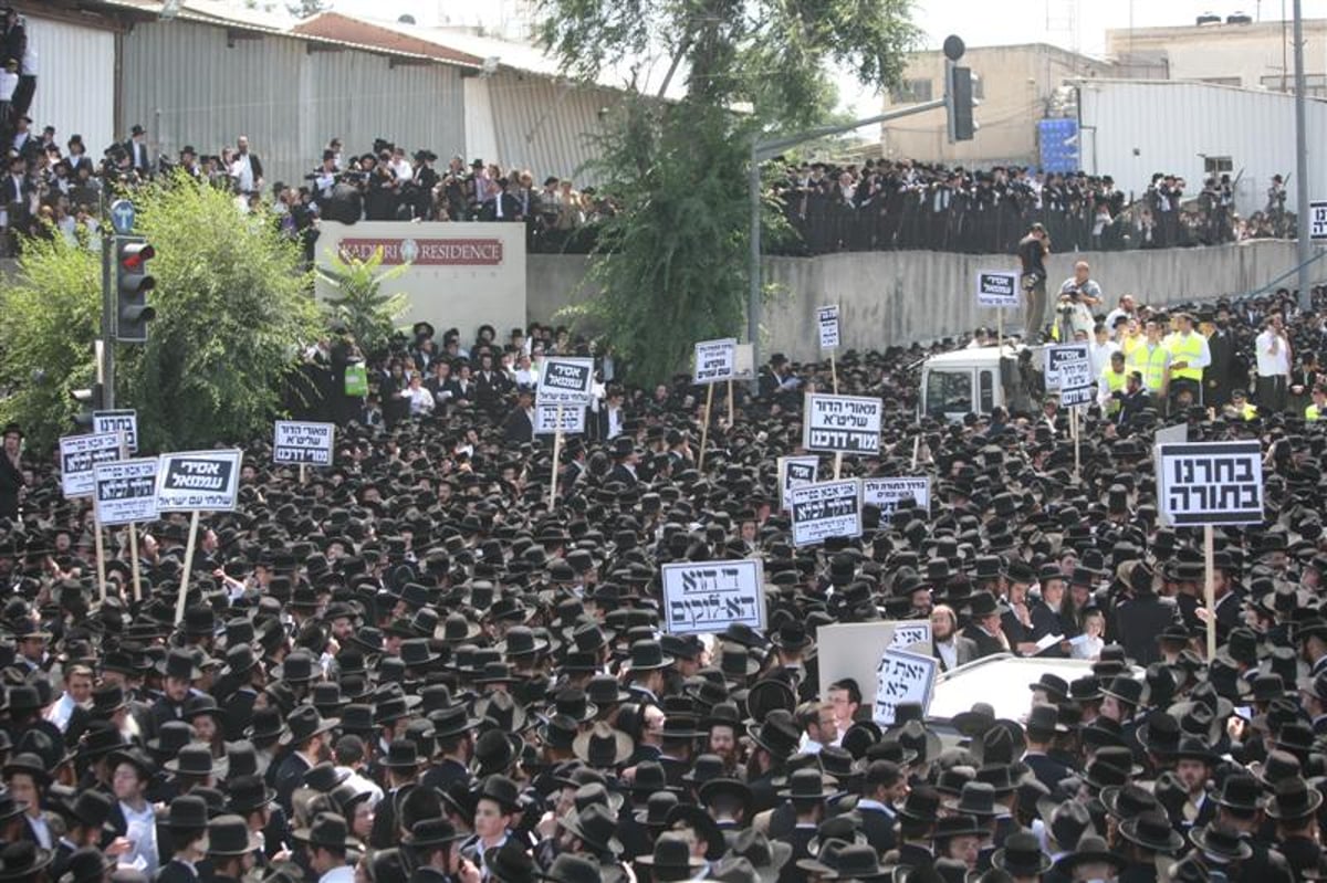 תיעוד ראשון: האדמו"ר מסלונים מגיע לעצרת