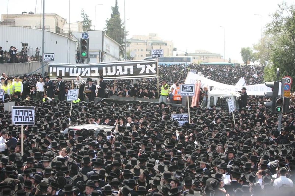 תיעוד ראשון: האדמו"ר מסלונים מגיע לעצרת