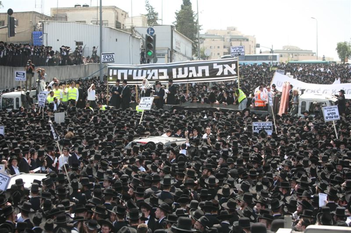 תיעוד ראשון: האדמו"ר מסלונים מגיע לעצרת