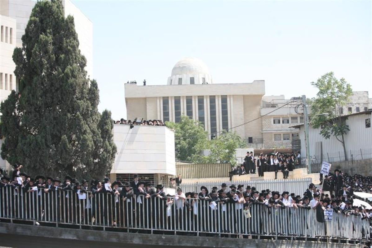 תיעוד ראשון: האדמו"ר מסלונים מגיע לעצרת