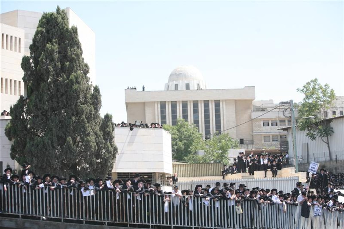 תיעוד ראשון: האדמו"ר מסלונים מגיע לעצרת