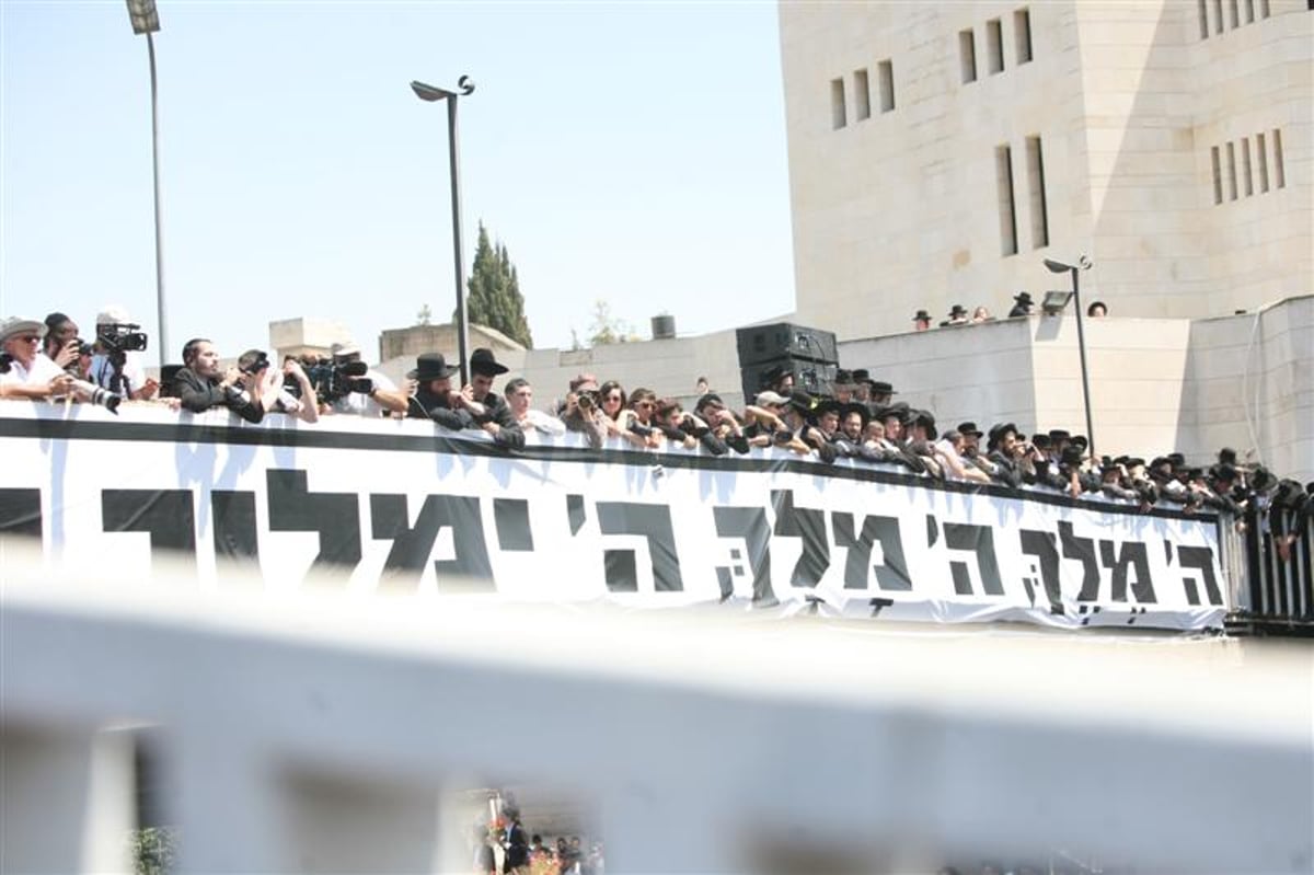 תיעוד ראשון: האדמו"ר מסלונים מגיע לעצרת