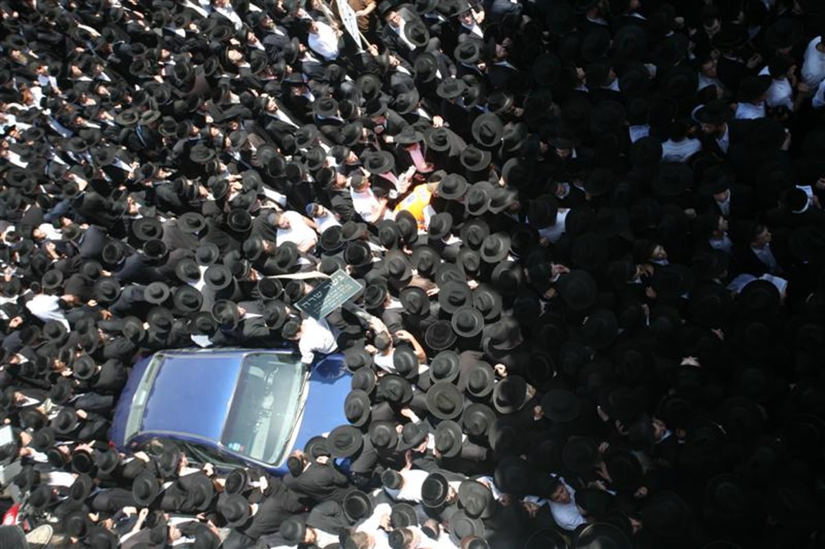 תיעוד ראשון: האדמו"ר מסלונים מגיע לעצרת