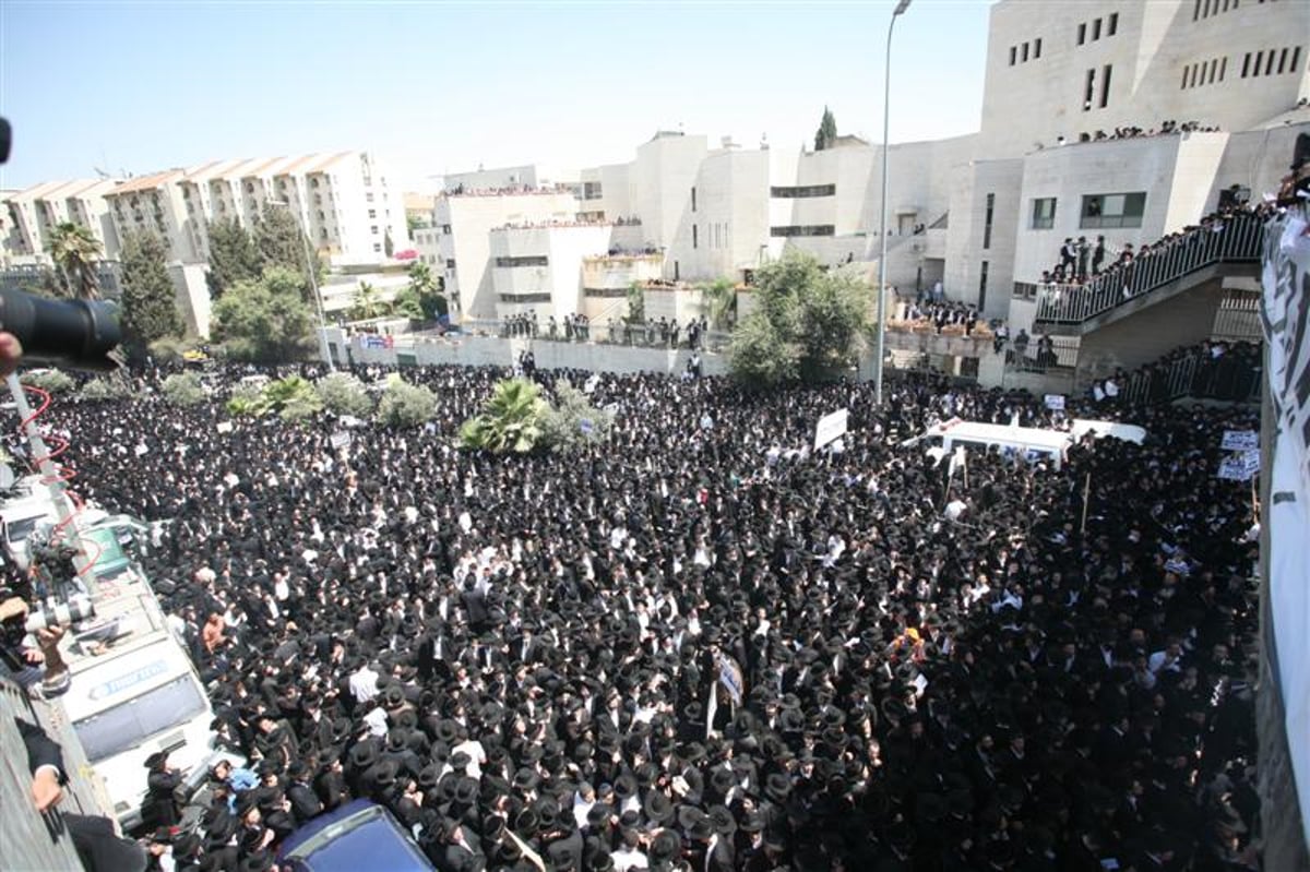 תיעוד ראשון: האדמו"ר מסלונים מגיע לעצרת