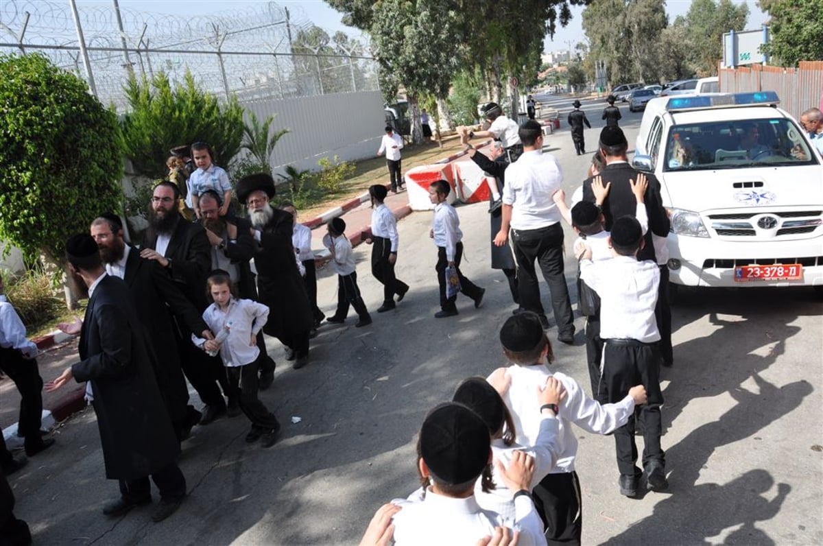 ערב שבת, מעשיהו: הילדים זעקו "גוט שבת, אבא". צפו