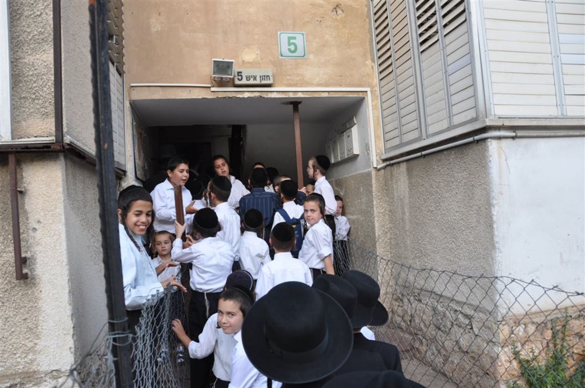 ילדי האסירים קיבלו סוכריה מהגראי"ל